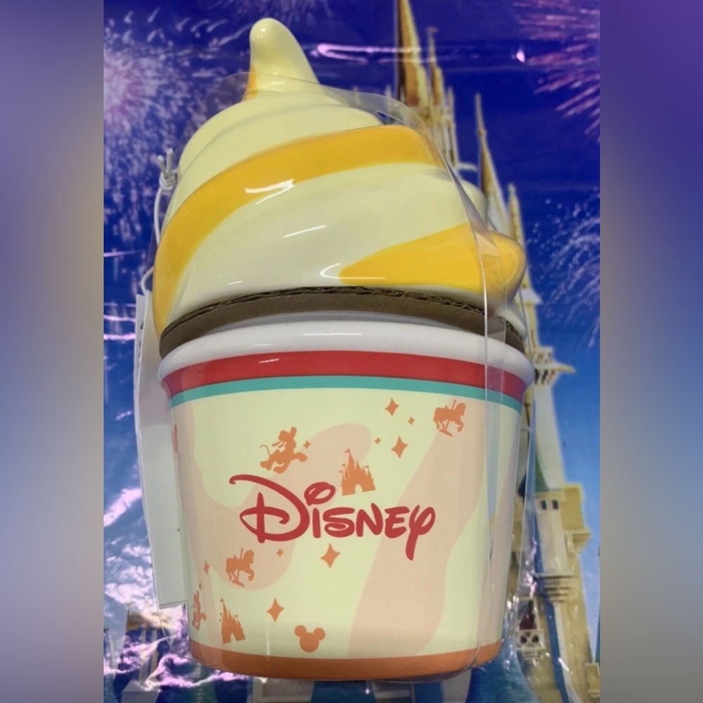 2023 Disney Parks Dole Whip Pineapple Scented Candle Snacks Food Decor New